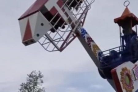 Люди зависли вверх ногами на заклинившем аттракционе (ВИДЕО)