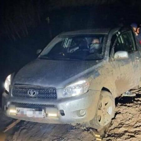 Спасатели помогли вытащить авто мужчины с ребенком, застрявших в грязи на берегу Камы