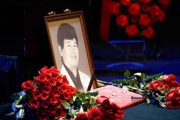 В Уфе началась церемония прощания с Фиданом Гафаровым (ФОТО) В Уфе началась церемония прощания с Фиданом Гафаровым (ФОТО)