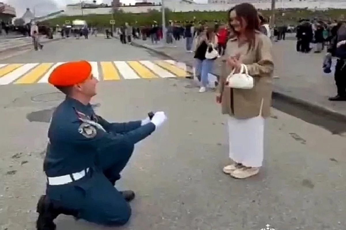 Необычное предложение сделал казанец на параде Победы своей девушке
Необычное предложение сделал казанец на параде Победы своей девушке