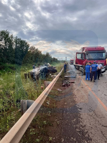 Смертельное столкновение с фурой: на трассе М7 в Татарстане погибли два человека (ФОТО)