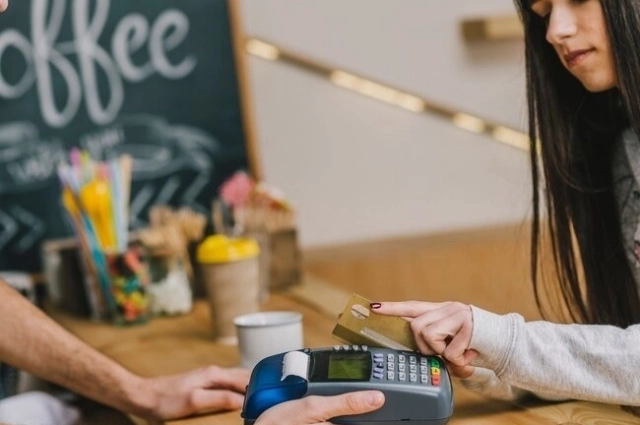 
        &laquo;Привыкаем жить на паузе&raquo; В Казани глушат мобильный интернет из-за атак БПЛА    