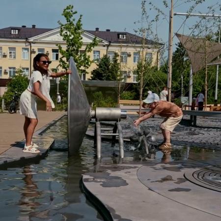 Дети артистов протестировали новую площадку у театра Камала (ВИДЕО)