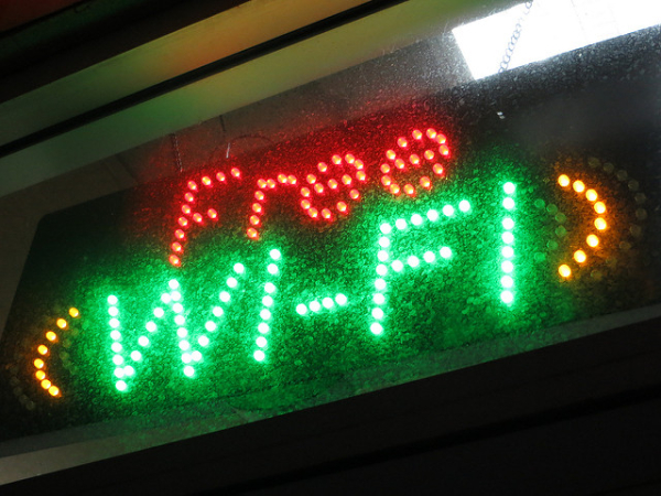 
        &laquo;Привыкаем жить на паузе&raquo; В Казани глушат мобильный интернет из-за атак БПЛА    