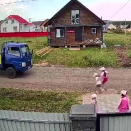 В Башкирии 6-летнюю девочку сбил грузовик В Башкирии 6-летнюю девочку сбил грузовик