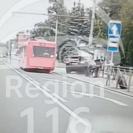 В центре Казани Porsche въехал в остановку после столкновения с легковушкой (ВИДЕО)