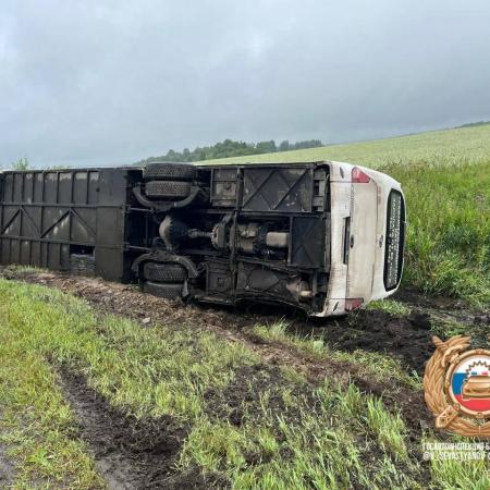 В Башкирии опрокинулся автобус с 40 пассажирами В Башкирии опрокинулся автобус с 40 пассажирами