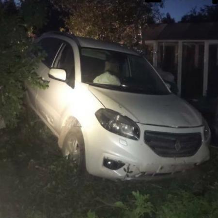 В Казани пьяный водитель иномарки вылетел с дороги на дачный участок и сбил хозяина дома