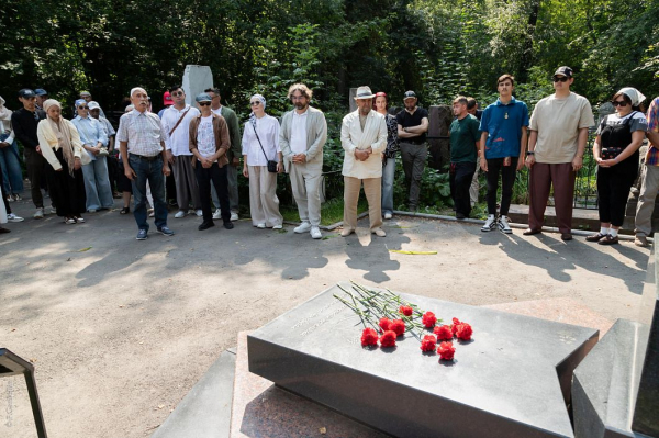 Камаловцы почтили память и возложили цветы к могилам театральных деятелей (ФОТО) Камаловцы почтили память и возложили цветы к могилам театральных деятелей (ФОТО)