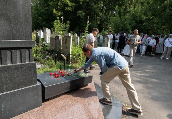 Камаловцы почтили память и возложили цветы к могилам театральных деятелей (ФОТО) Камаловцы почтили память и возложили цветы к могилам театральных деятелей (ФОТО)