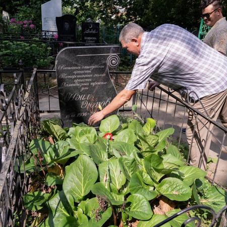 Камаловцы почтили память и возложили цветы к могилам театральных деятелей (ФОТО) Камаловцы почтили память и возложили цветы к могилам театральных деятелей (ФОТО)