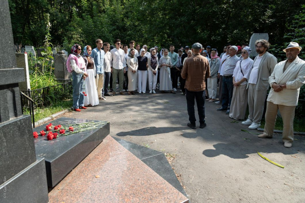 Камаловцы почтили память и возложили цветы к могилам театральных деятелей (ФОТО) Камаловцы почтили память и возложили цветы к могилам театральных деятелей (ФОТО)
