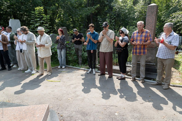 Камаловцы почтили память и возложили цветы к могилам театральных деятелей (ФОТО) Камаловцы почтили память и возложили цветы к могилам театральных деятелей (ФОТО)
