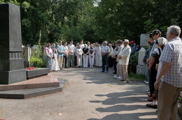 Камаловцы почтили память и возложили цветы к могилам театральных деятелей (ФОТО) Камаловцы почтили память и возложили цветы к могилам театральных деятелей (ФОТО)