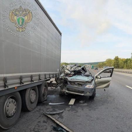 Появились страшные кадры с места смертельного ДТП с фурой и &laquo;Ладой&raquo; в Татарстане (ВИДЕО)