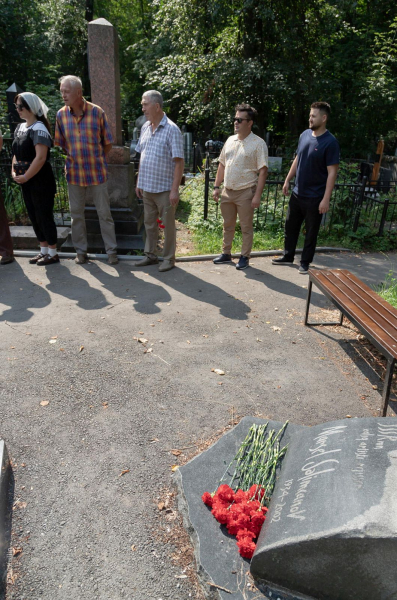 Камаловцы почтили память и возложили цветы к могилам театральных деятелей (ФОТО) Камаловцы почтили память и возложили цветы к могилам театральных деятелей (ФОТО)