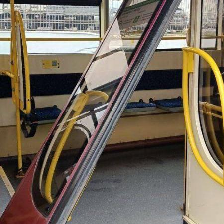 В Казани пассажиры в час пик выломали дверь трамвая