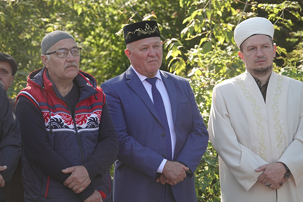 Тинчуринцы возложили цветы на место захоронения Карима Тинчурина (ФОТО)