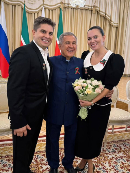 Рустам Минниханов вручил артистам Татарстана почетные звания (ФОТО) Рустам Минниханов вручил артистам Татарстана почетные звания (ФОТО)