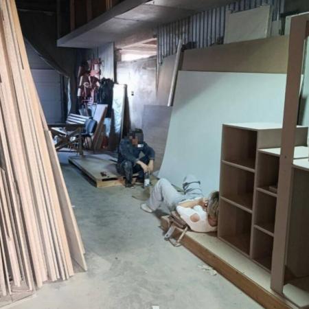 Строительные листы упали на мужчину с женщиной в Казани, их увезли в больницу (ФОТО) Строительные листы упали на мужчину с женщиной в Казани, их увезли в больницу (ФОТО)