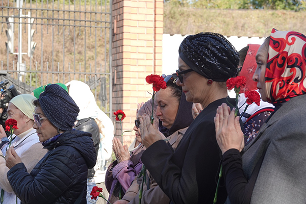 Тинчуринцы возложили цветы на место захоронения Карима Тинчурина (ФОТО)