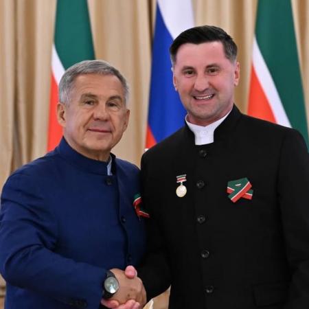 Рустам Минниханов вручил артистам Татарстана почетные звания (ФОТО) Рустам Минниханов вручил артистам Татарстана почетные звания (ФОТО)
