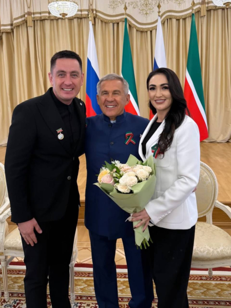 Рустам Минниханов вручил артистам Татарстана почетные звания (ФОТО) Рустам Минниханов вручил артистам Татарстана почетные звания (ФОТО)