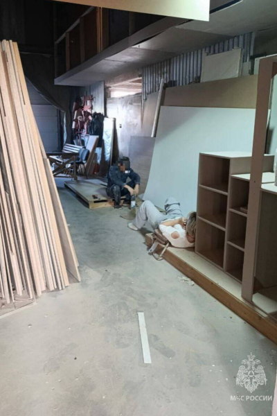 Строительные листы упали на мужчину с женщиной в Казани, их увезли в больницу (ФОТО) Строительные листы упали на мужчину с женщиной в Казани, их увезли в больницу (ФОТО)