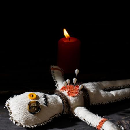 В Приморье сотрудники морга вшили три куклы вуду в тело умершего В Приморье сотрудники морга вшили три куклы вуду в тело умершего