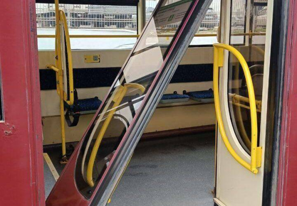 В Казани пассажиры в час пик выломали дверь трамвая