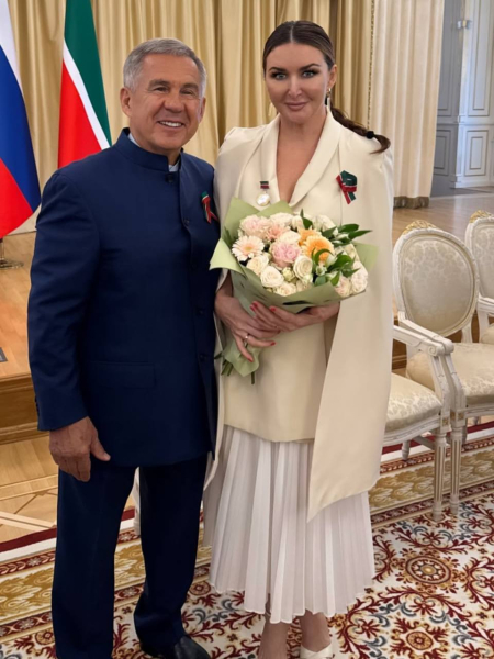 Рустам Минниханов вручил артистам Татарстана почетные звания (ФОТО) Рустам Минниханов вручил артистам Татарстана почетные звания (ФОТО)