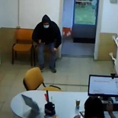 В Казани мужчина в маске ограбил офис МФО, угрожая ножом (ВИДЕО)