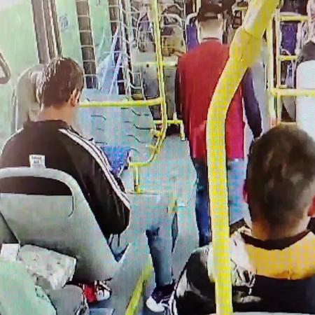 В Казани пассажир напал на кондуктора автобуса и выбил ему зуб из-за просьбы оплатить проезд (ВИДЕО)