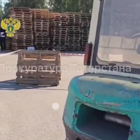 Водитель погрузчика насмерть переехал охранника на производстве в Осиново