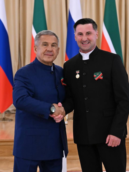 Рустам Минниханов вручил артистам Татарстана почетные звания (ФОТО) Рустам Минниханов вручил артистам Татарстана почетные звания (ФОТО)