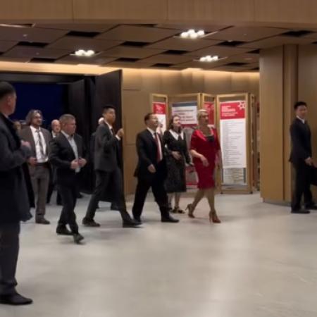 Пэн Цинхуа посетил новое здание театра Камала (ВИДЕО)