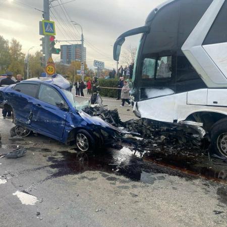 В Ижевске четверо погибли в жутком ДТП с рейсовым автобусом, который ехал в Казань (ВИДЕО) В Ижевске четверо погибли в жутком ДТП с рейсовым автобусом, который ехал в Казань (ВИДЕО)