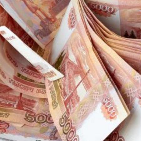 В России зарплаты в трех отраслях превысили 200 тыс. рублей