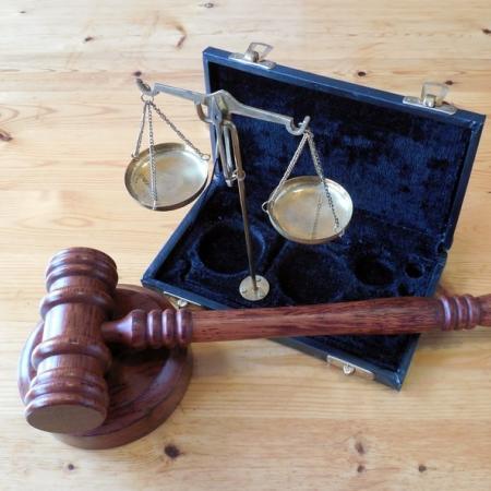 В Челнах осудили мужчину, который сначала ударил ножом супругу, потом пытался ее спасти В Челнах осудили мужчину, который сначала ударил ножом супругу, потом пытался ее спасти