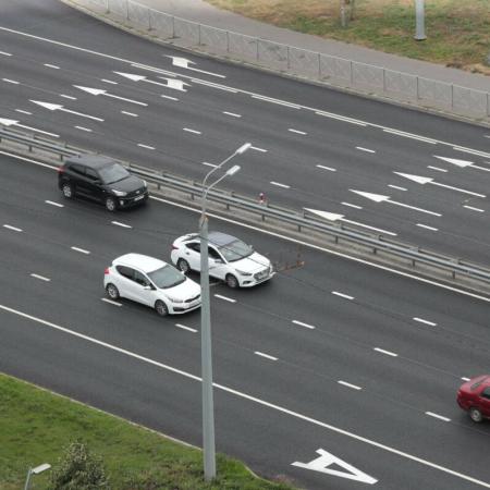 Штраф грозит водителям за езду с номерами без флага РФ, выданными в 2025 году